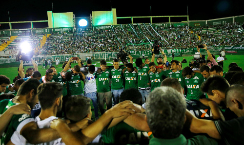 Namiesto finálového zápasu sa na štadióne v Chapecó uctila pamiatka na tragicky zosnulých futbalistov.
