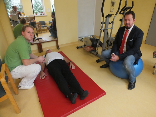 Brixi (vpravo) sa s chodom nemocnice zoznamuje aj priamo v ambulancii - pri ošetrení pacienta fyzioterapeutom Tomášom Dorčákom.