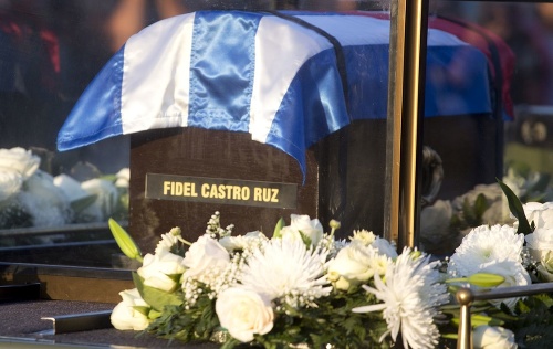 Ostatky Fidela Castra sú v malej cédrovej rakve, ktorú zdobí kubánska vlajka.