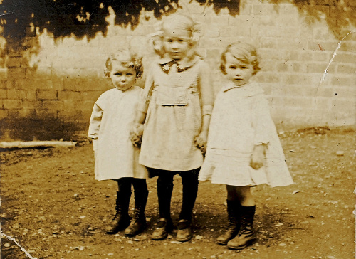 1920: Dvojičky so svojou staršou sestrou Dorothy (v strede)