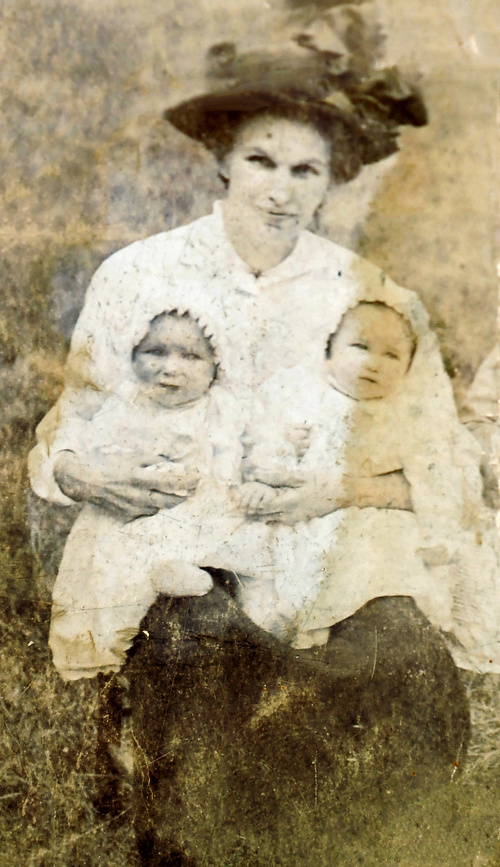 1916: Sestry na ich prvej fotke spolu s mamou Francis Bourne