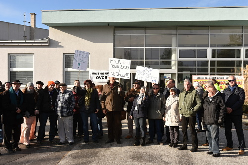 Pokojný protest odporcov likvidácie spoločnosti Letisko Piešťany, a. s. počas valného zhromaždenia akcionárov v utorok 29. novembra 2016 v Piešťanoch.