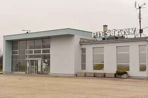 Budova spoločnosti Piešťanské letisko.a.s., kde sa v utorok uskutočnil poslanecký prieskum.