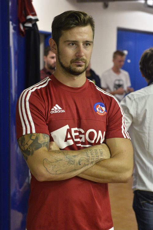 Slovenský hokejový útočník Tomáš Tatar si zatrénoval s hráčmi futbalového klubu AS Trenčín.
