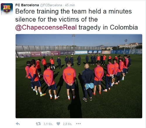 Futbalisti Barcelony si minútou ticha uctili zosnulých pri leteckej tragédii v Kolumbii.