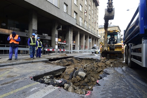 Dopravu v Prahe skomplikovala havária vodovodu.
