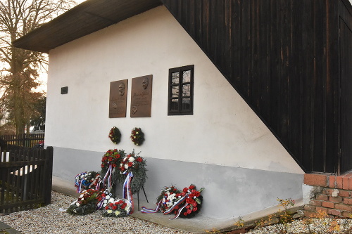 Rodný dom Alexandra Dubčeka a Ľudovíta Štúra počas spomienkového podujatia pri príležitosti 95. výročia narodenia Alexandra Dubčeka v Uhrovci.