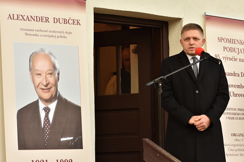 Robert Fico pred rodným domom Alexandra Dubčeka a Ľudovíta Štúra počas spomienkového podujatia pri príležitosti 95. výročia narodenia Alexandra Dubčeka.