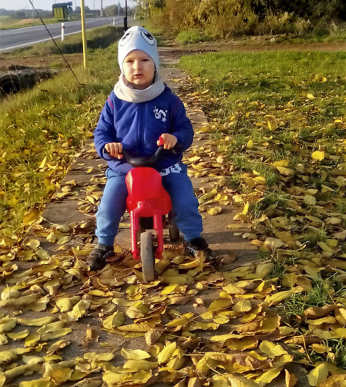November 2015 - Chlapček krátko pred nešťastím na milovanej motorke.