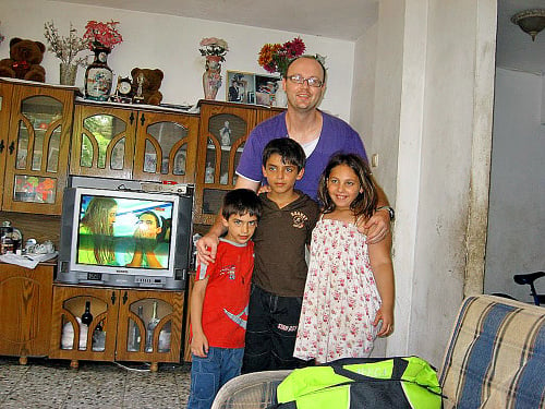 Učiteľ chémie navštívil Galit a jej deti Daniela (10), Maora (13), a Tami (15) v Izraeli.