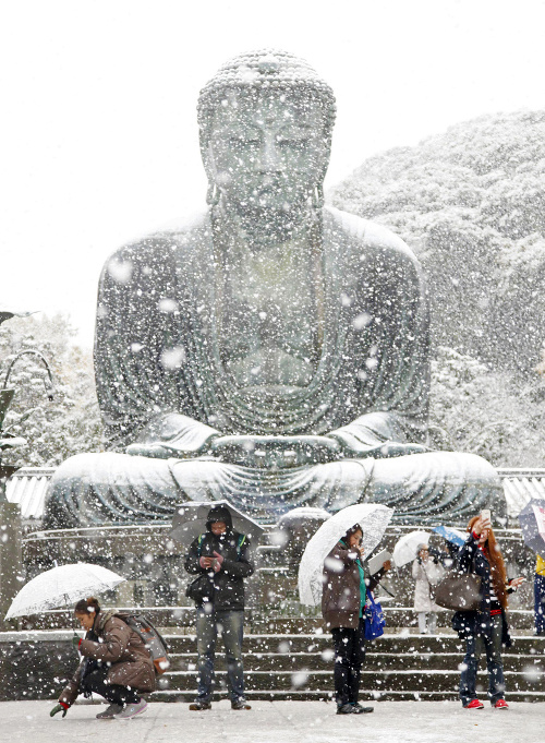 Snehom pokrytá zostala aj veľká socha Budhu.