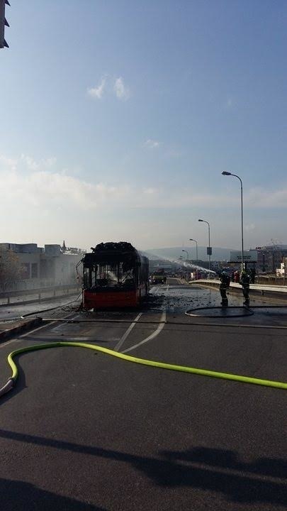 Autobus zachvátili plamene. 