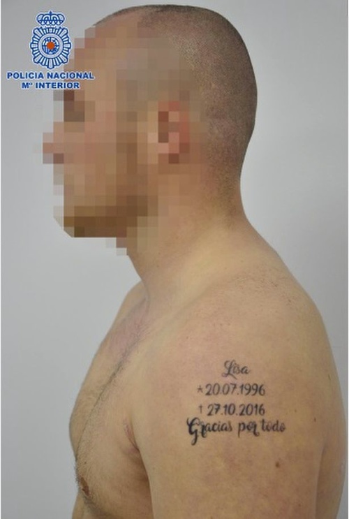 Muž mal na ramene desivé tetovanie.