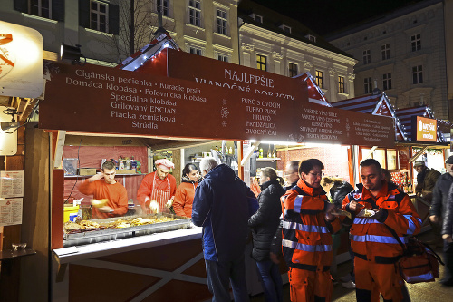 Vianočné trhy v Bratislave odštartovali.