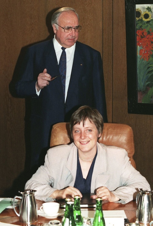 Snímka z roku 1991 - Vtedajší nemecký kancelár Helmut Kohl a nemecká ministerka pre ženy a mládež Angela Merkelová.