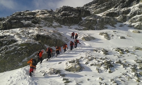 Na pomoc dvojich poľských turistov, ktorí zablúdili vo Vysokých Tatrách, sa vybrali slovenskí horskí záchranári. 