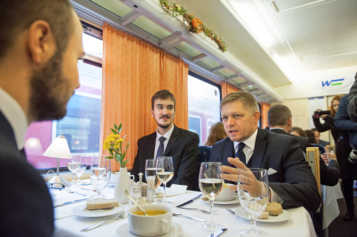 Premiér Fico najskôr usporiadal neformálny obed vo vlaku...