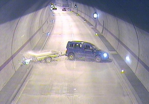 Vodič sa v tuneli s autom otočil a odišiel, polícia po ňom pátra. 