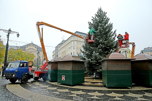 Výzdoba a stánky sú už pripravené na spustenie  vianočných trhov.