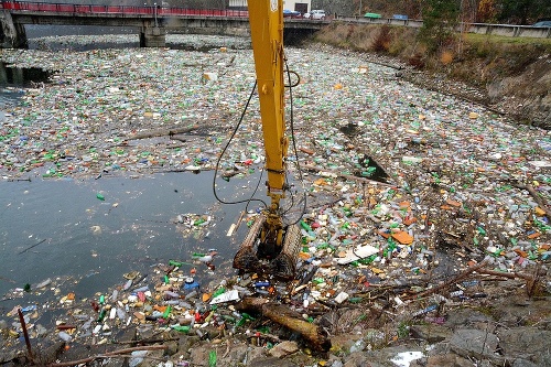 Pri čistení pomáha špeciálny pásový bager, ktorý má dosah až 18 metrov.