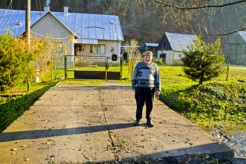 Bývalý horár stojí na mostíku, ktorý oddeľuje dve dedinky a dva okresy.