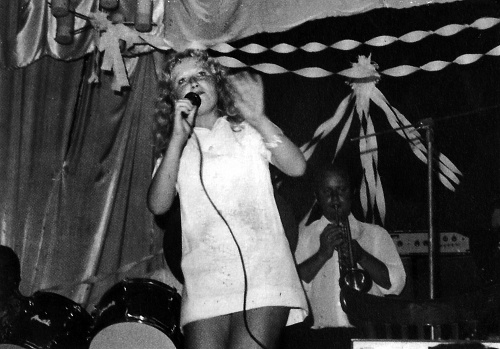 1973 - Marika vystupovala so svojimi bratmi v skupine Matador.