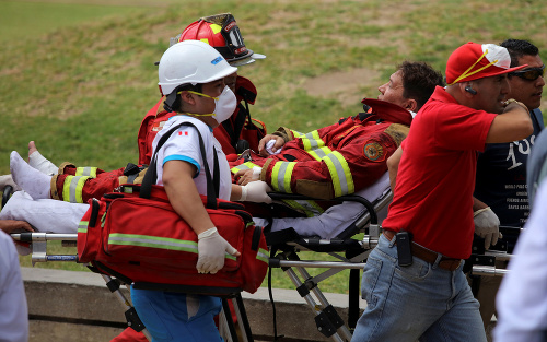 Záchranári odvážali z miesta zranených. 