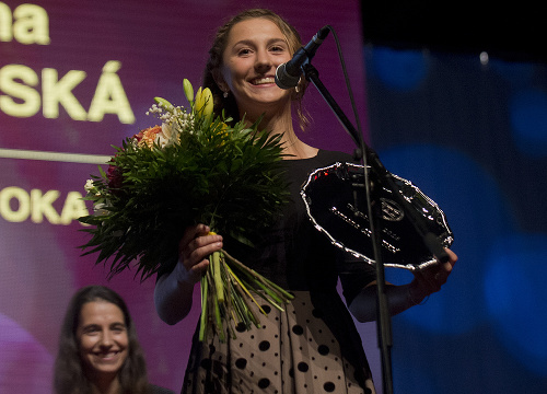 Na snímke slovenská tenistka Romana Čisovská si prevzala ocenenie Talent roka.