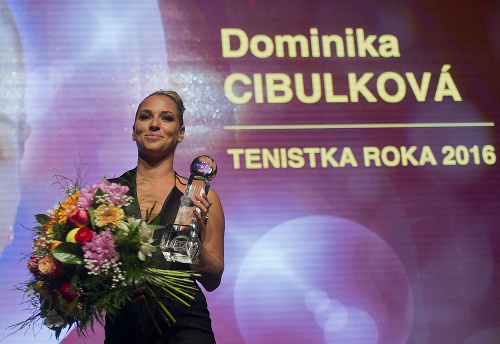  Na snímke slovenská tenistka Dominika Cibulková si prevzala ocenenie Tenistka roka 2016.