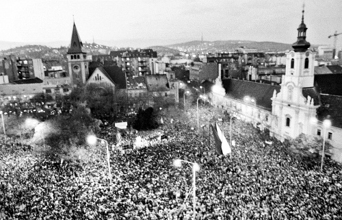 Na námestiach sa v novembri 1989 zhromaždili tisícky ľudí. 