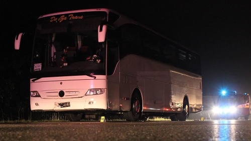 Osobné auto po čelnej zrážke s nákladiakom odhodilo do autobusu.  