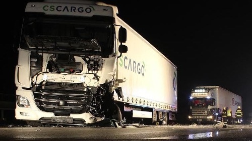 Na ceste na Kysuciach sa v noci z pondelka na utorok čelne zrazilo osobné auto s nákladiakom.   