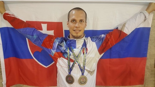 Levický policajt Tomáš Valentík sa z európskeho šampionátu v talianskom Montichiari vrátil s dvomi bronzami.