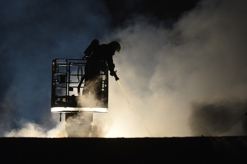 Hasiči likvidujú požiar výrobnej haly v Považskej Bystrici, 25. októbra 2016. V Považskej Bystrici vypukol rozsiahly požiar. Zachvátil výrobnú halu s rozmermi 30 x 60 metrov na Robotníckej ulici. 