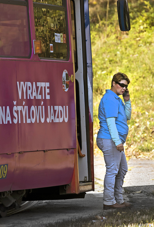 Pred jazdou si dopriala cigaretku a telefonovala.