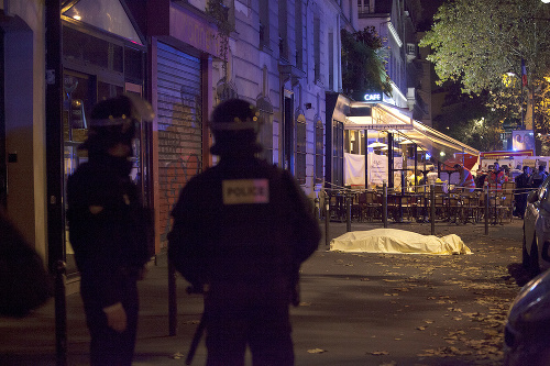 V Paríži pred rokom zomrelo pri teroristických útokoch 130 ľudí.