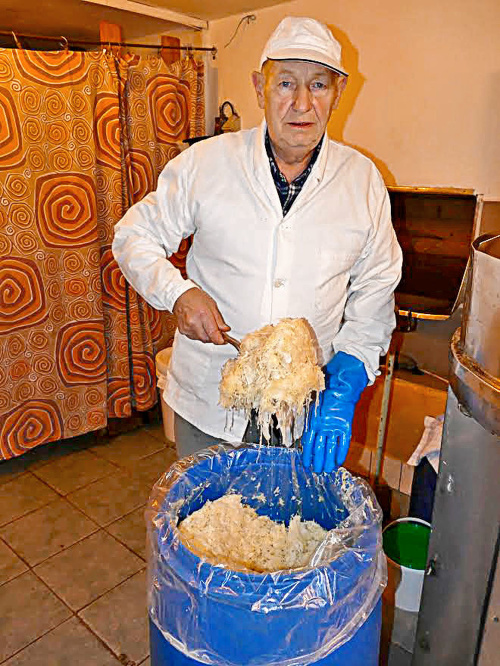 Ladislav Čáky (74) sa venuje domácemu predaju.