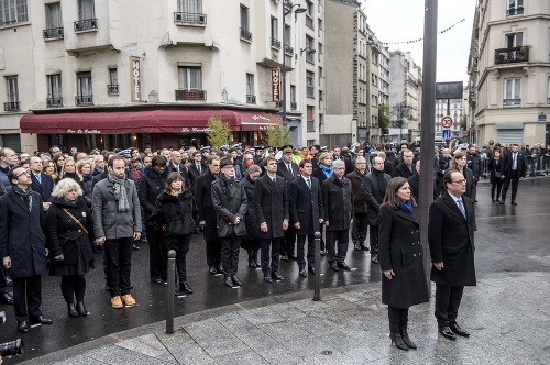 Francúzi si pripomínajú výročie krvavého masakra v Paríži. 