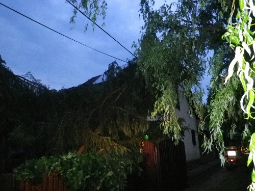 Takéto škody narobila búrka v okolí Bánoviec nad Bebravou.