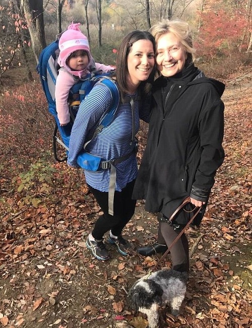 Pri prechádzke stretla manželov Clintonovcov. S Hillary sa odfotila.