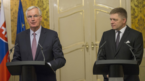 Predseda vlády SR Robert Fico (vpravo) a hlavný vyjednávač Európskej komisie v otázke vystúpenia Veľkej Británie z EÚ Michel Barnier (vľavo).