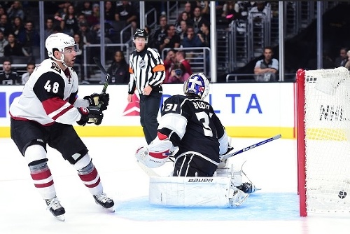 Ani brankár Peter Budaj (vpravo) nezabránil Los Angeles od prehry.