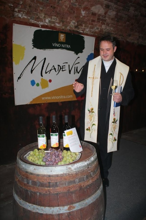 Mladým vínkam z roku 2016 požehnal kňaz Martin Pavúk.