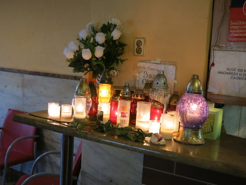 Na Emilovu pamiatku horí v pohostinstve sviečka.