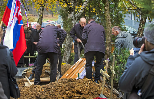 Politika pochovali na cintoríne v Slávičom údolí. 