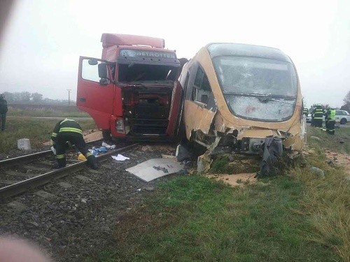 Vlak sa zrazil s nákladiakom na juhu Nitrianskeho kraja. 