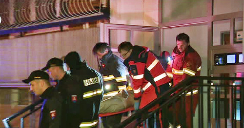 Vystrašeným obyvateľom pomáhali záchranári aj hasiči.