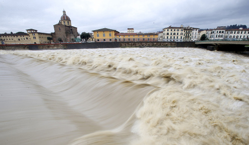 Pohľad na rozvodnenú rieku Arno vo Florencii. 