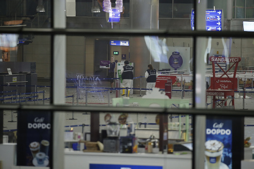 Samovražední atentátnici vyčíňali na letisku Ataturk v tureckom Istanbule.