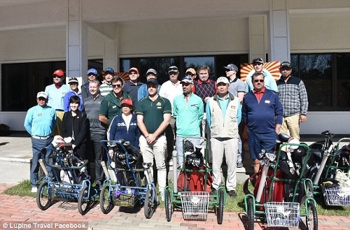 Toto je štartové pole severokórejského šampionátu v golfe.  Mladíci a „hostesky“ z KĽDR.